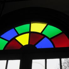 この柄のステンドグラスが、いっぱいあります。