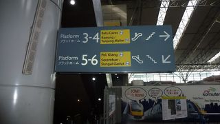 清潔で近代的な車両。女性専用車もありました。