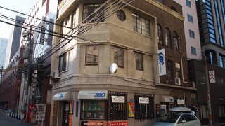 角地に建つ歴史的な建築物