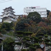 ホテルを坂の下から見上げたところ。右側の建物です。