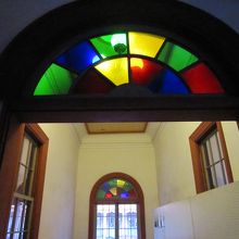 ステンドグラスが綺麗です。