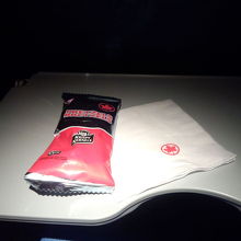 始めに頂いたスナック。かえでのマークがオシャレ。