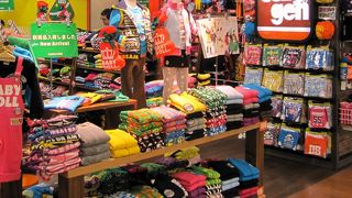 カラフルな子供服が