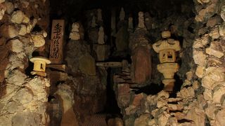 400ｍの洞窟には、御影石の観音像33体が安置されています
