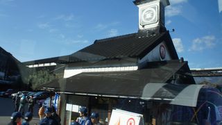 自動車道路の両側には、醤油工場の施設が立ち並んで、壮観