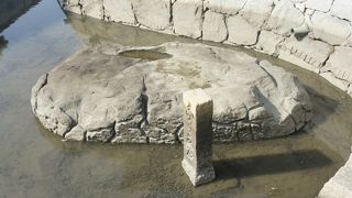 ここで足場を定めて、波にゆれ動く船の扇の的を射落としたと伝わります