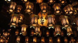 本堂の中にたくさんの提灯がぶら下がっていて