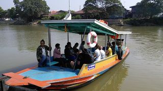 駅と町の間を歩いて行けます
