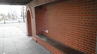 坐像の前が休憩スペースになっている