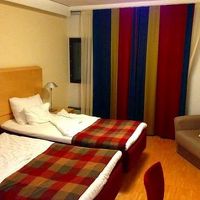 部屋はパッと見、可愛らしいですが、ちょっと狭め。