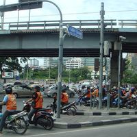 ホテルから歩いてすぐの駅の交差点