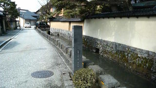 金沢の武家屋敷の街並みでさわやかに流れる用水路