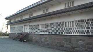 タイル模様のようにお洒落な金沢城の城壁