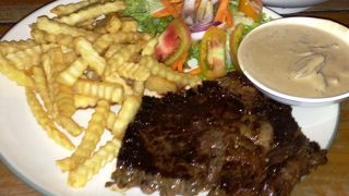 ビーチ沿いのダイビングショップの２階にあるレストラン！昼も夜もOK