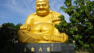 黄金色の大きな彌勒大仏