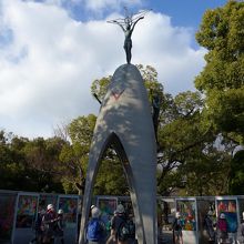 鶴とともに平和を祈る像