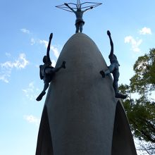 世界の子に平和を天使が祈る