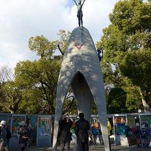 平和を祈り鐘を鳴らす人々