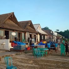 店舗　同じようなお店が並びます