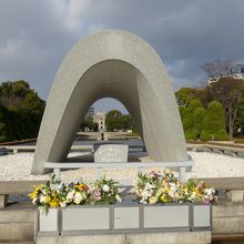 原爆死没者慰霊碑 原爆ドームまで一直線で結ばれる