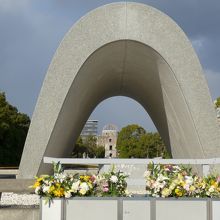 原爆死没者慰霊碑 原爆ドームまで一直線で結ばれる