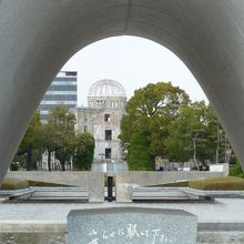 原爆死没者慰霊碑 原爆ドームまで一直線で結ばれる