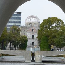 原爆死没者慰霊碑 原爆ドームまで一直線で結ばれる