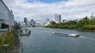 大川河川沿いは水上バス遊覧で楽しめます