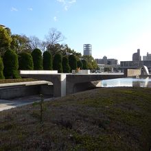 両手の上に灯火があるように設計されている