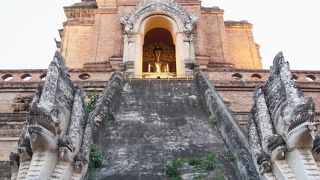 周りは公園のように整備されている