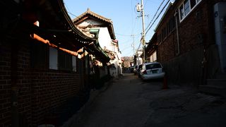 韓国の伝統的家屋が軒を連ねる情緒ある町並み