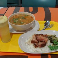 トムヤムクンとカオカームー