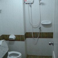 瞬間湯沸かし器タイプのホットシャワーあり