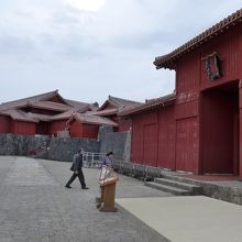 門をくぐる観光客