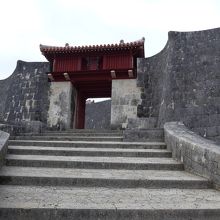 歓会門に続く「瑞専門」は石段を上がって行きます