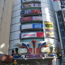 このビルの６階。入ってすぐ左がエレベーター。