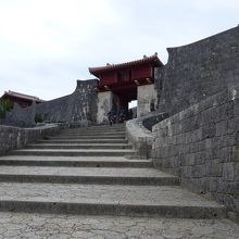 歓会門をくぐり石段を登っていくと「瑞泉門」があります