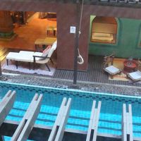 中央には小さなプールもある