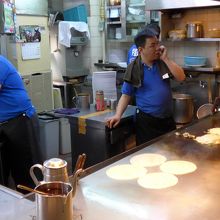 調理場で作っている模様