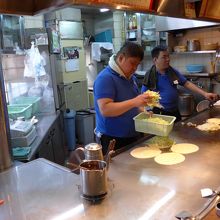 調理場風景　お好み焼きを作っています