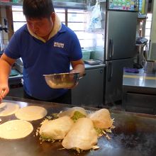 調理場　お好み焼きが出来上がりつつあります