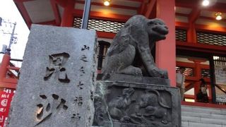 朱色が目立ちます