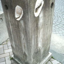 ただの歩道沿いの柱ではありません。