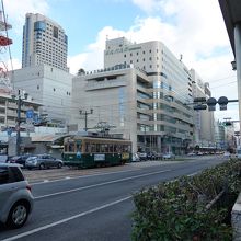 原爆ドームからメルパルク方面へ行く広電・電車