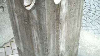 麻布の歩道沿いの柱に口が…