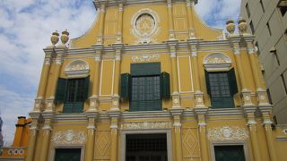 セナド広場からすぐの美しい教会