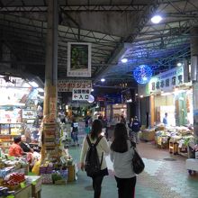 公設市場方面入り口の案内板