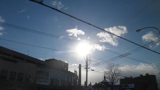 雪が積もった日に行ったら、とてもにぎわっていました