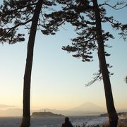 サンセットビューは有名、新田義貞碑・真白き富士の根碑・コッホ博士記念碑も・・