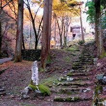 山門から本堂までの坂道
